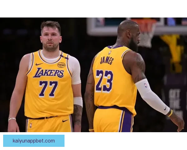 湖人硬碰联盟第一詹姆斯神情凝重东契奇轻松应战富保罗发声力挺老詹澄清质疑