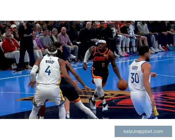 多尔特突破上篮重摔倒地受伤 已返回更衣室接受检查