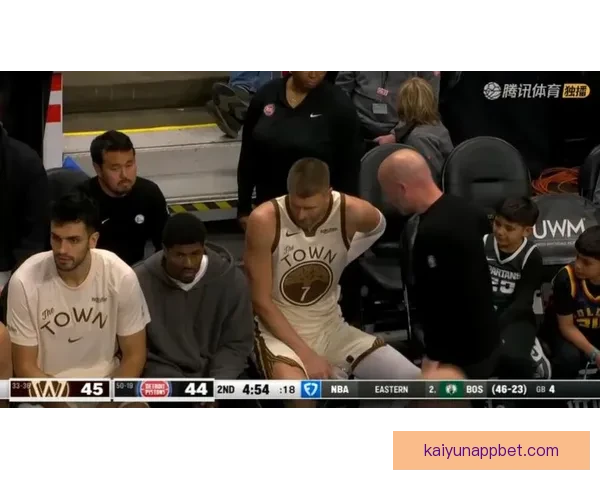 多尔特突破上篮重摔倒地受伤 已返回更衣室接受检查